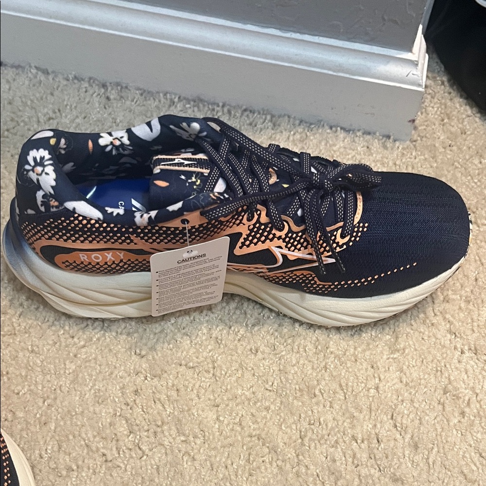 Mizuno Roxy Wave Rider sneakers - Picture 2 of 5